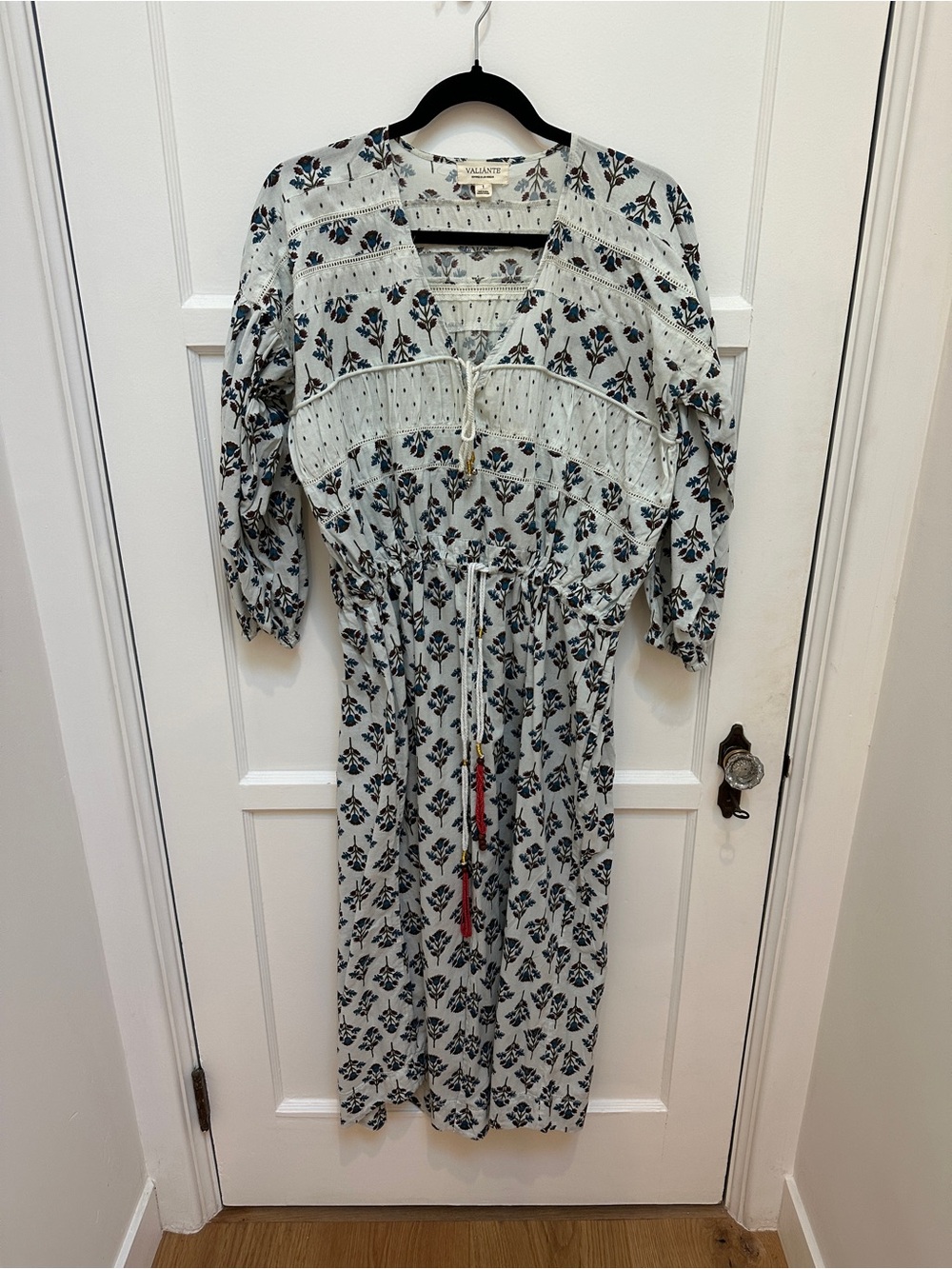 Valiánte Boho Floral Tie-Waist Midi Dress in Light Gray and Navy